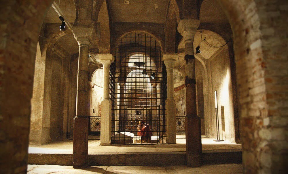 Visão interna da Cripta de San Sepolcro, em milão.