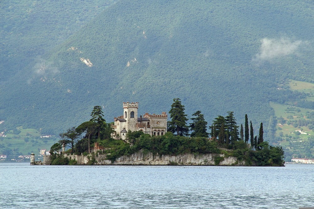 Lago de Iseo com ilha no meio.