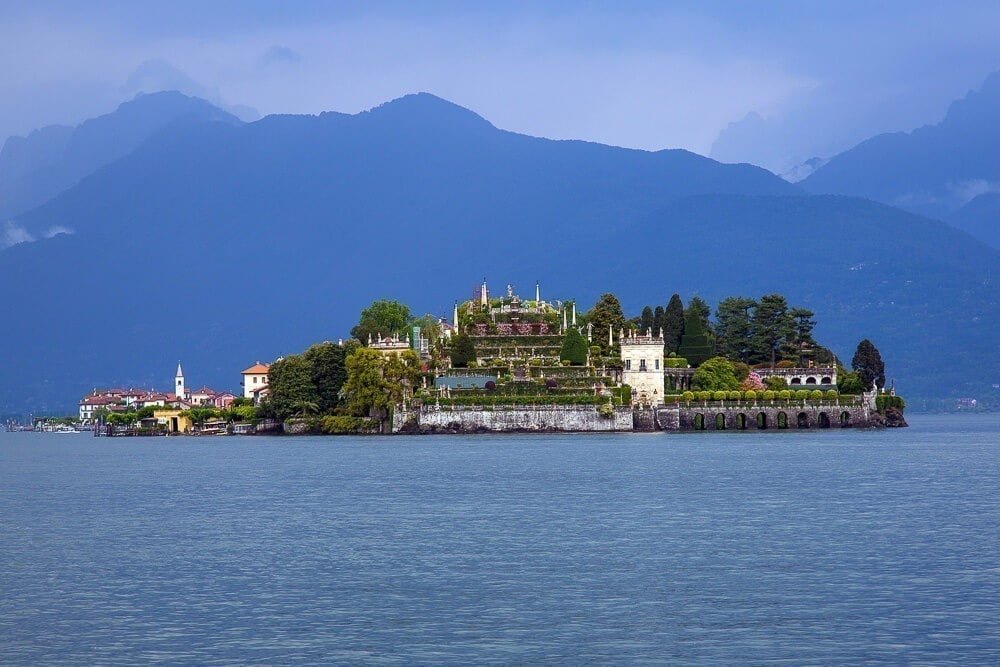 Lago Maggiore com ilha no centro.