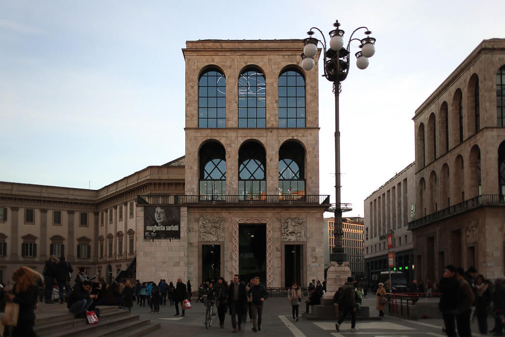 Fachada do Museo del Novecento com janelas em arco e estrutura retangular.