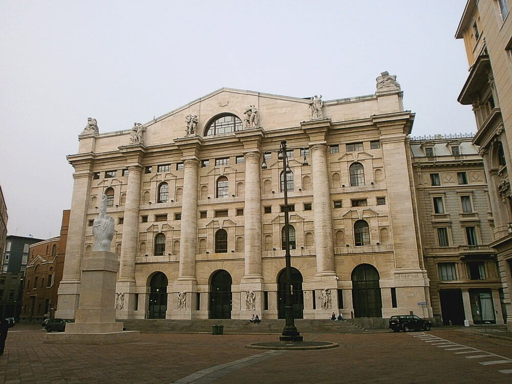 Piazza Affari com prédio do Palazzo Mezzanotte ao fundo.