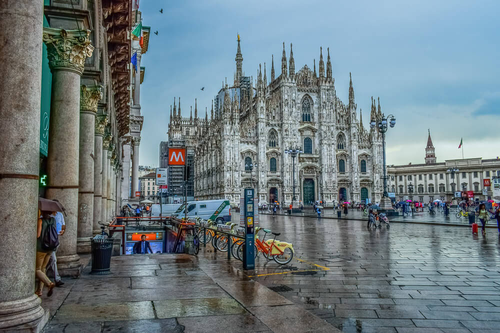 Vista para a Piazza del Duomo com Catedral de Milão ao fundo.