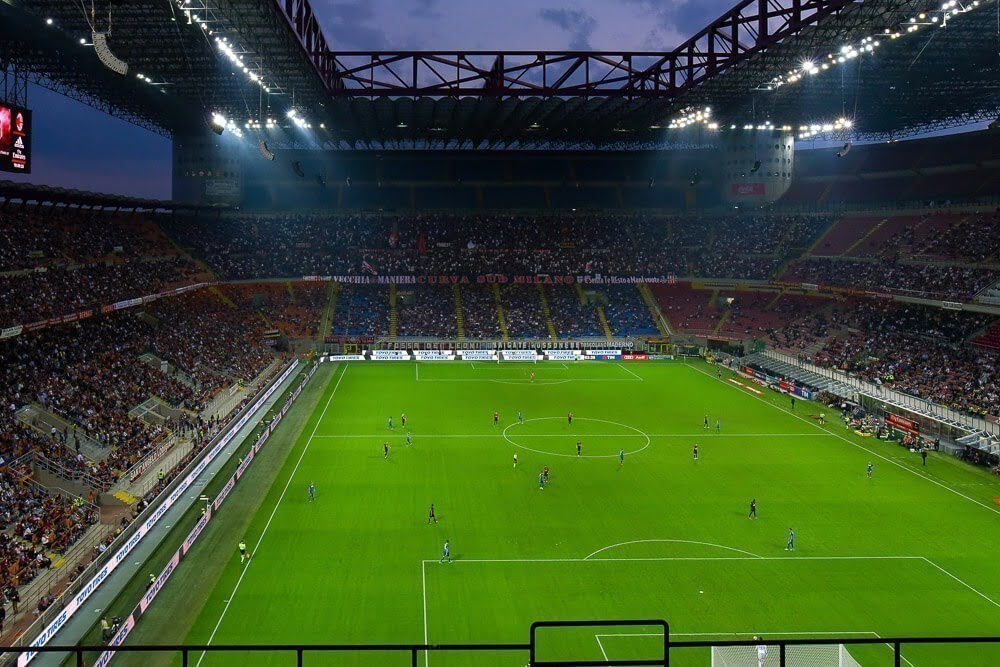 Estádio San Siro em um dia de jogo.