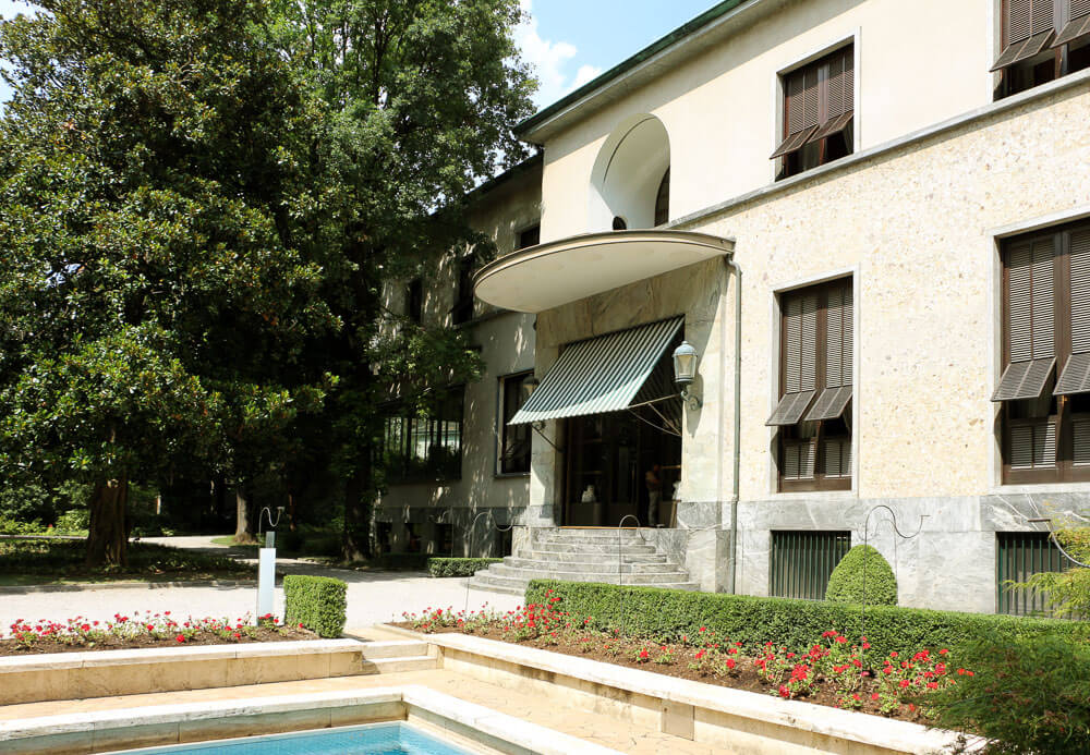 Elegante área de lazer com piscina na Villa Necchi Campiglio.