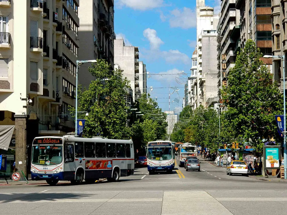 Avenida 18 de Julio em um dia movimentado.