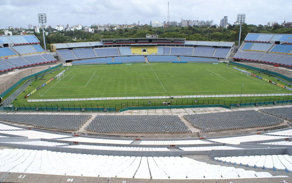 Estádio centenário em um dia nublado.