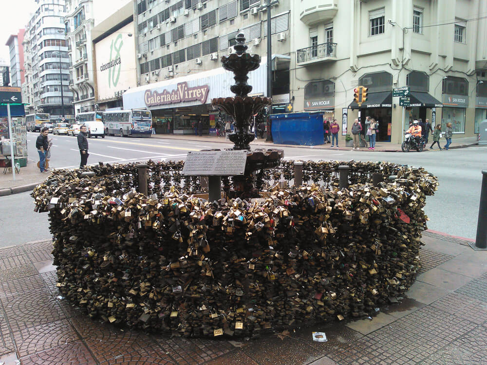 Fuente de los Candados, na Avenida 18 de Julio.