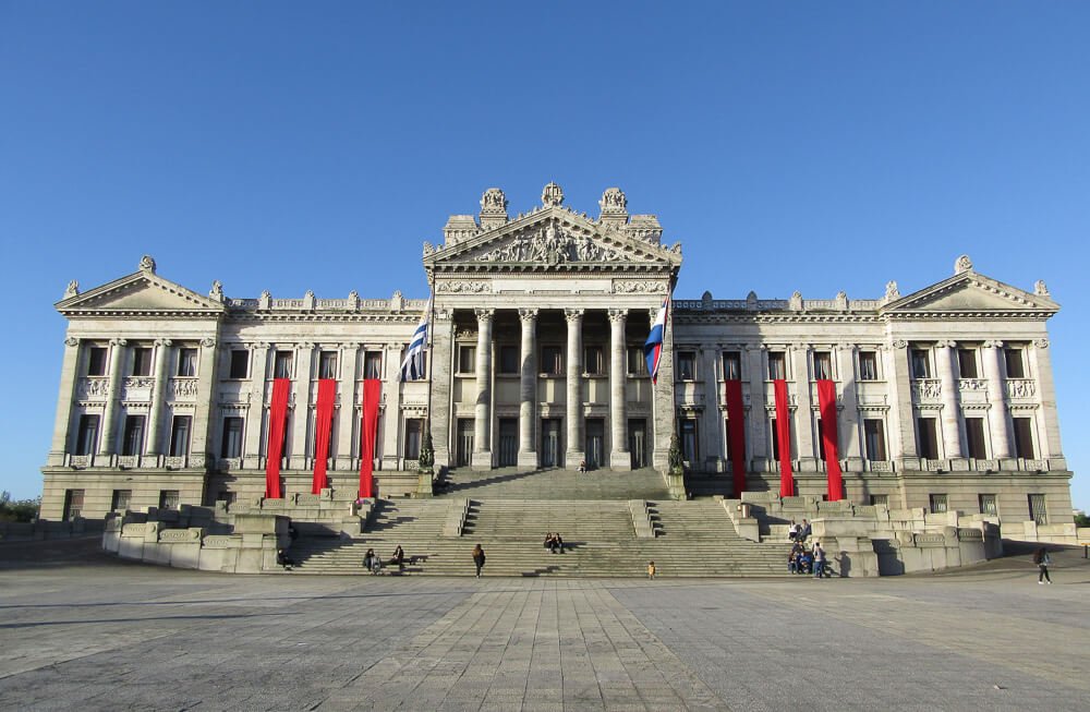 Edifício do Palácio Legislativo com grande escadaria e arquitetura neoclássica.