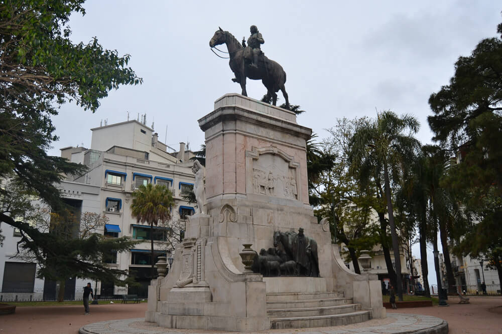 Plaza Zabala, na região de Ciudad Vieja