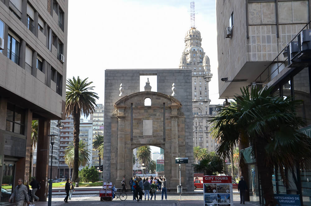 Puerta de la Ciudadela com o Palácio Salvo ao fundo.