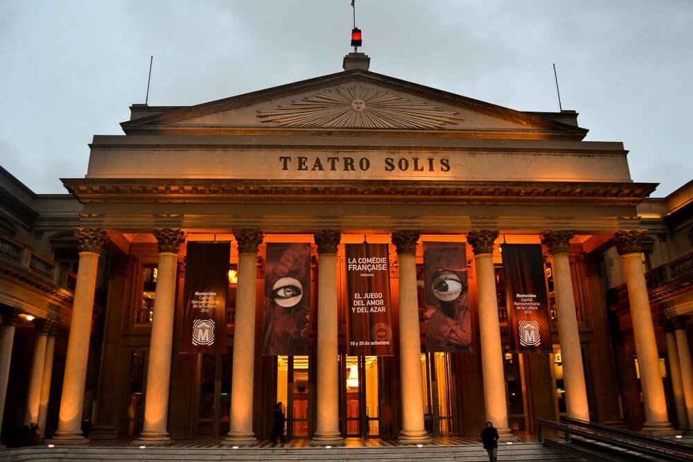 Entrada do Teatro Solís iluminado em um fim de tarde.