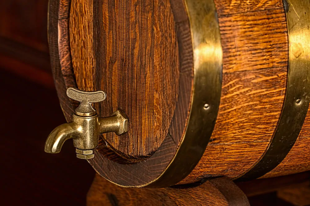 Barril de madeira com torneira dourada na Cervejaria artesanal Mastra, em Montevidéu