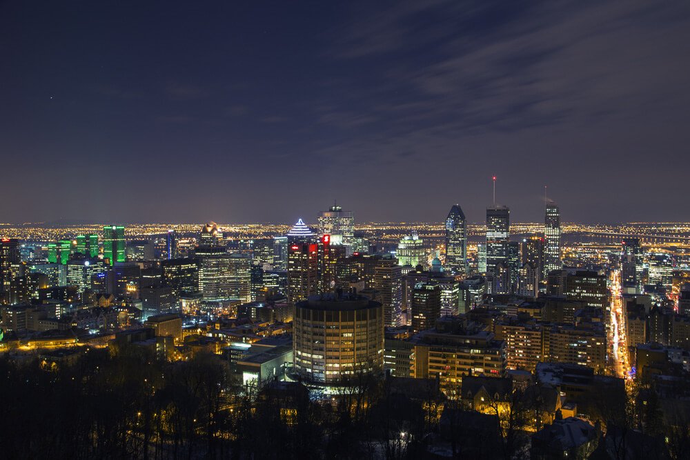 Visão aérea da cidade de Montreal iluminada durante à noite.