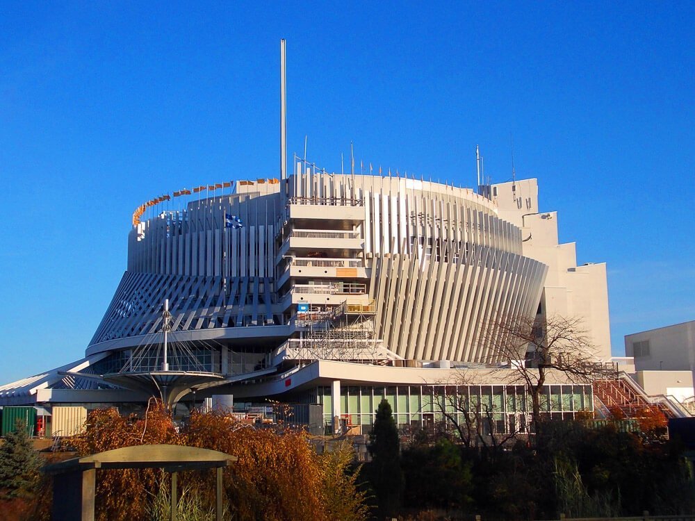 Prédio do Montreal Casino vista de fora e rodeado por árvores com folhas alaranjadas.