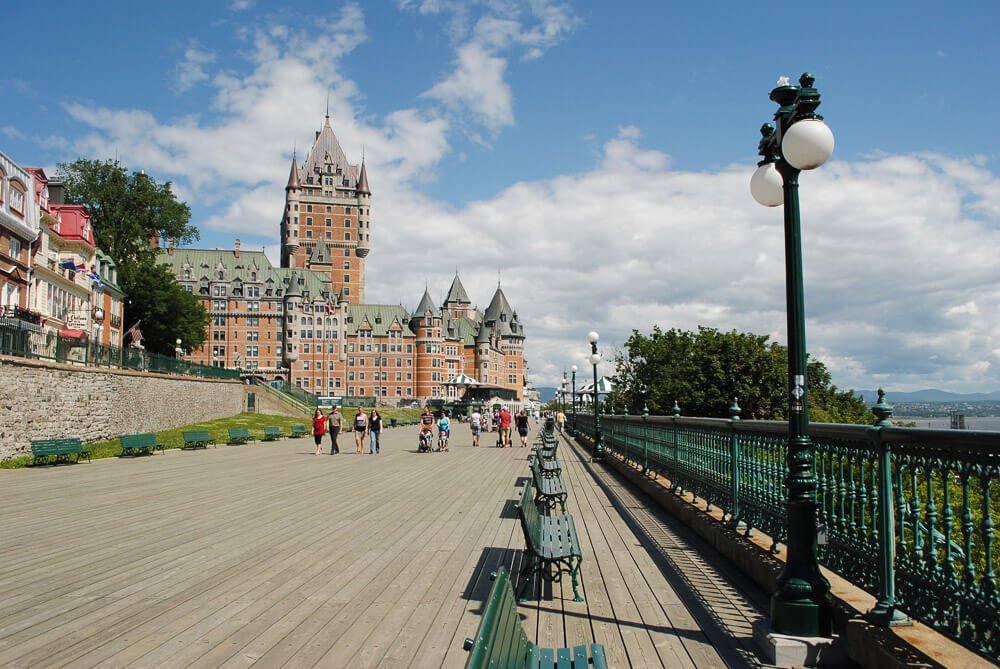 Dufferin Terrace, na cidade de Quebec. À direita, há um castelo