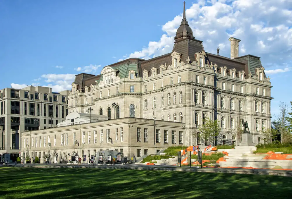 Hôtel de Ville com arquitetura majestosa e jardim encantador.