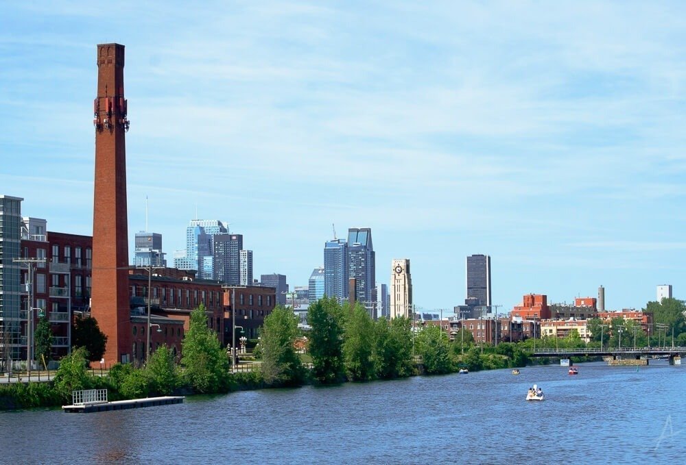 Canal Lachine, em Montreal. Há prédios na região costeira do canal.