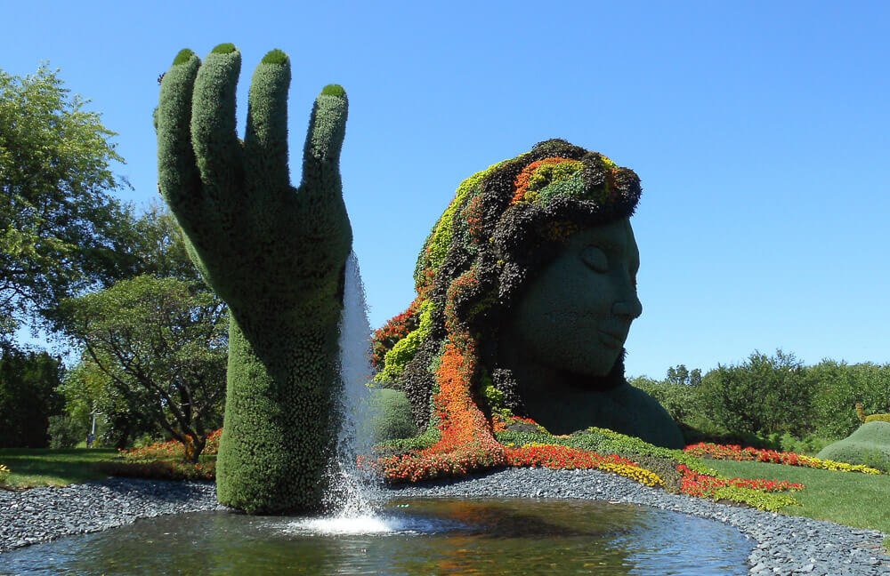 Jardim Botânico de Montreal com a figura de uma mulher feita com flores.