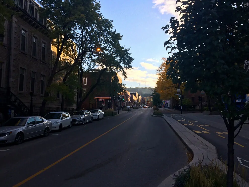 Rua em bairro Le Plateau de Mont-Royal em um fim de tarde.