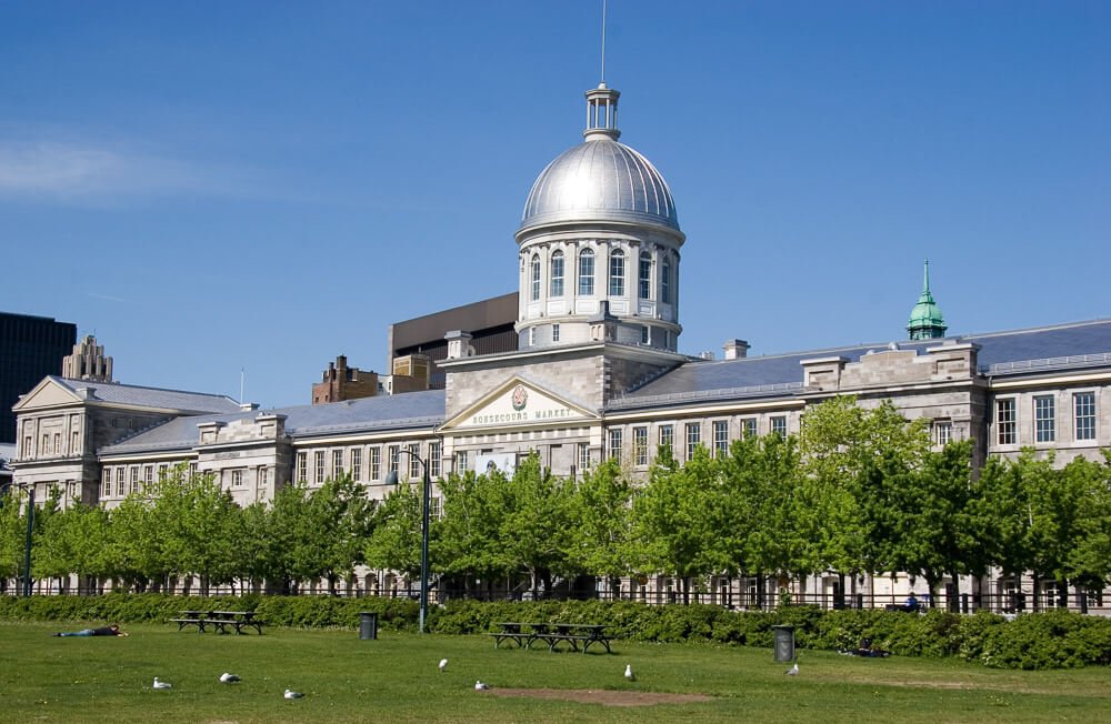 Fachada do Marché Bonsecours. Há muitas árvores em frente ao local.