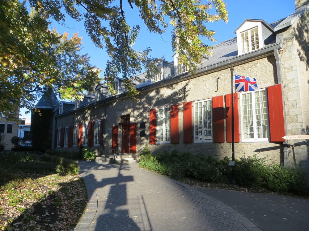 Lateral do Museu Château Ramezay com bandeira do Reino Unido hasteada.