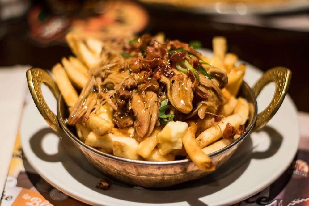 Prato com poutines: receita típica de Montreal.