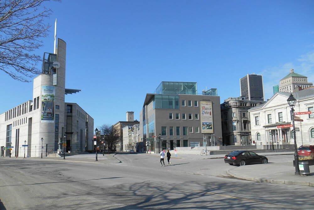 Museu de Arqueologia e História de Montreal. À esquerda, está o prédio do museu.