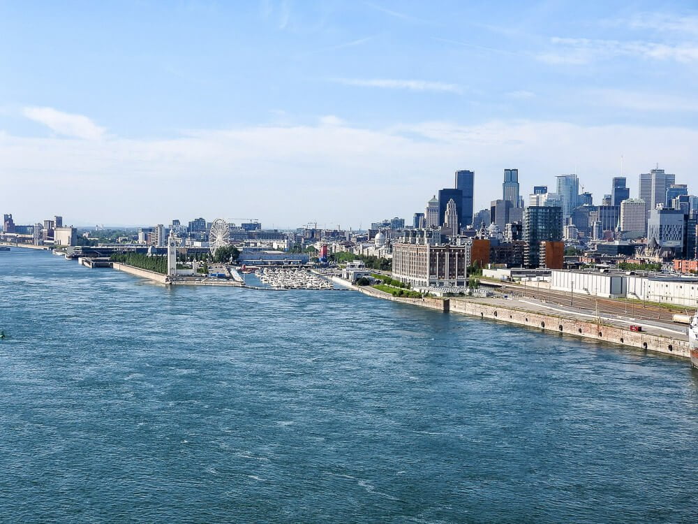 Visão panorâmica do Rio Saint-Laurent e, à direita, os prédios da cidade de Montreal.