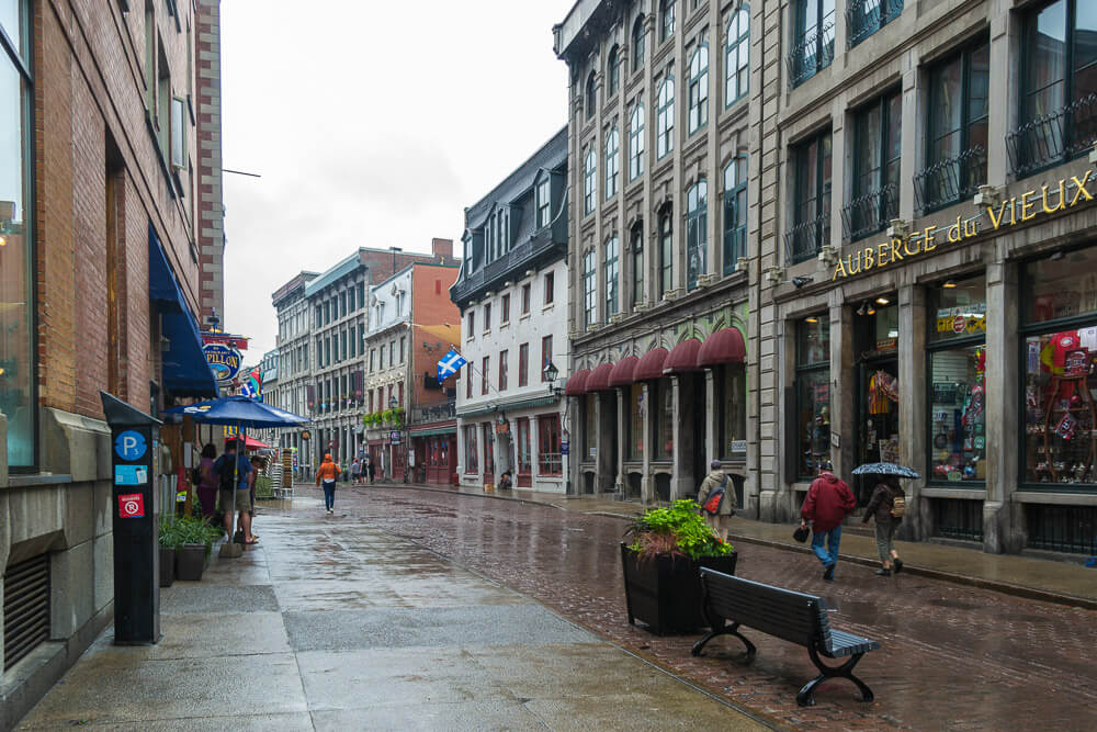 Rua Saint-Paul com prédios charmosos em um dia de chuva.