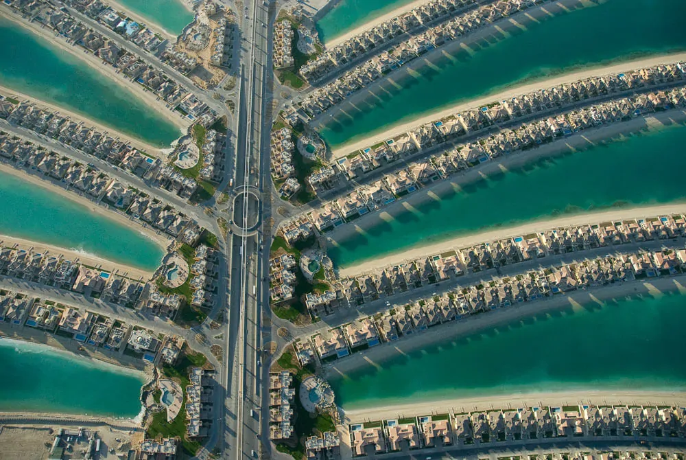 Ilha Palm Jumeirah com território em formato de uma palmeira cheia de ramos.