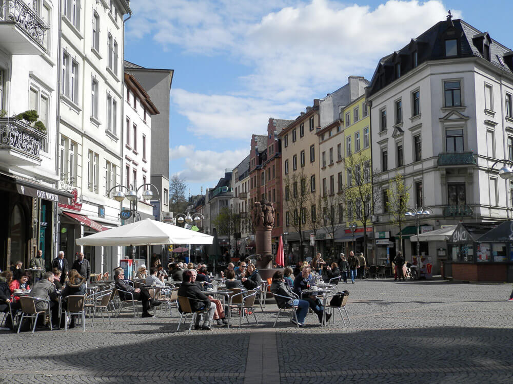 Praça em Bornheim com vários restaurantes e prédios de fachada alemã.