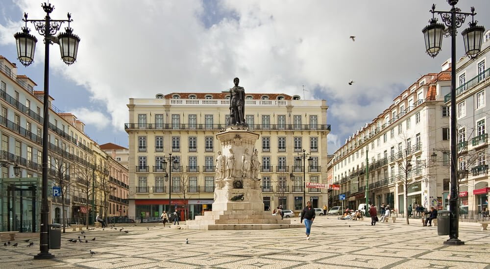 Visão frontal da Praça Luís de Camões, no Bairro Alto. Há uma estátua ao centro.