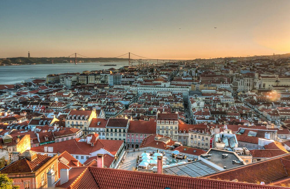 Visão aérea de Lisboa ao entardecer.