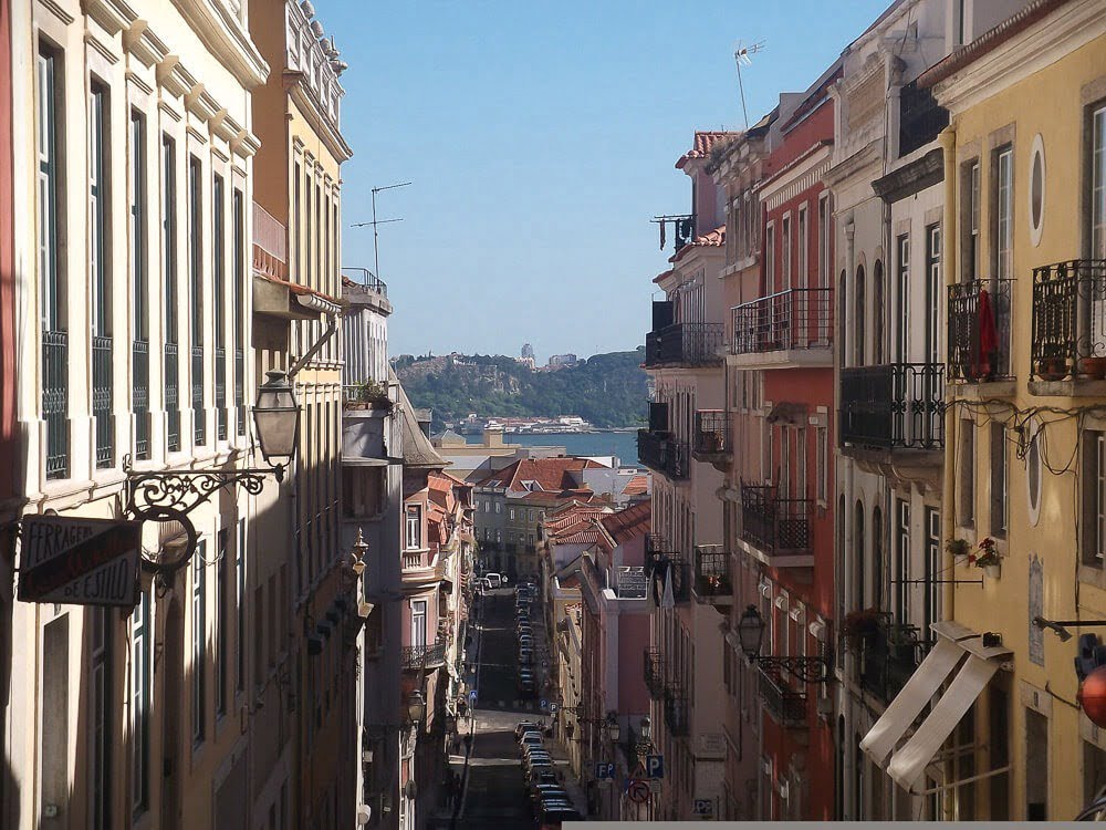 Prédios característicos de Lisboa emolduram uma avenida na região de Príncipe Real.