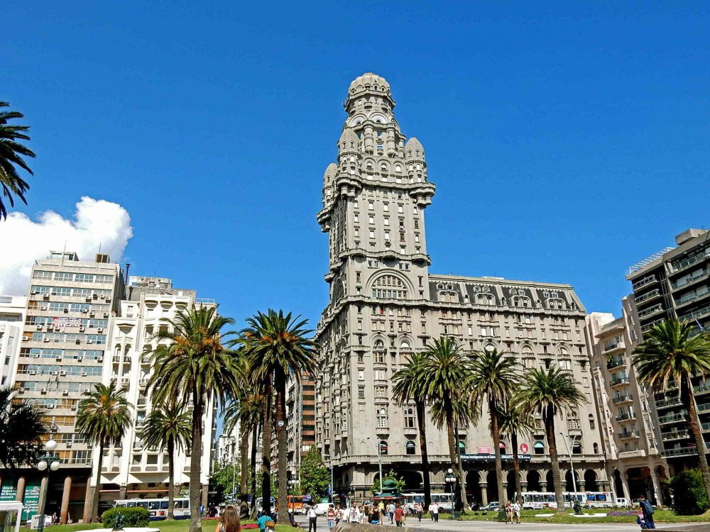 Prédio do Palacio Salvo, na Praça da Independência, no Centro de Montevidéu.