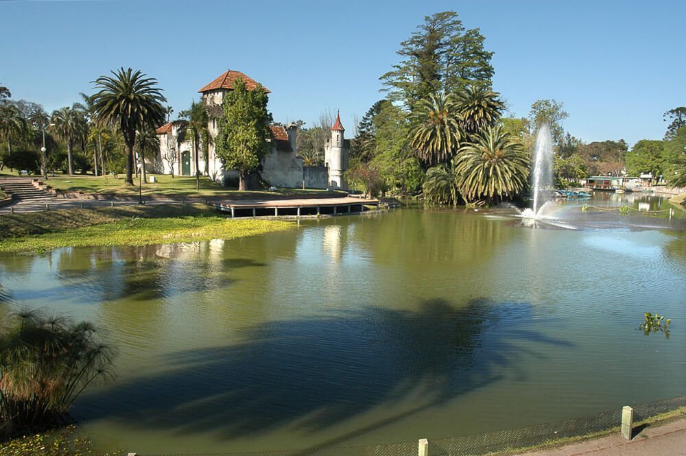 Lago no Parque Rodó em um dia de sol.