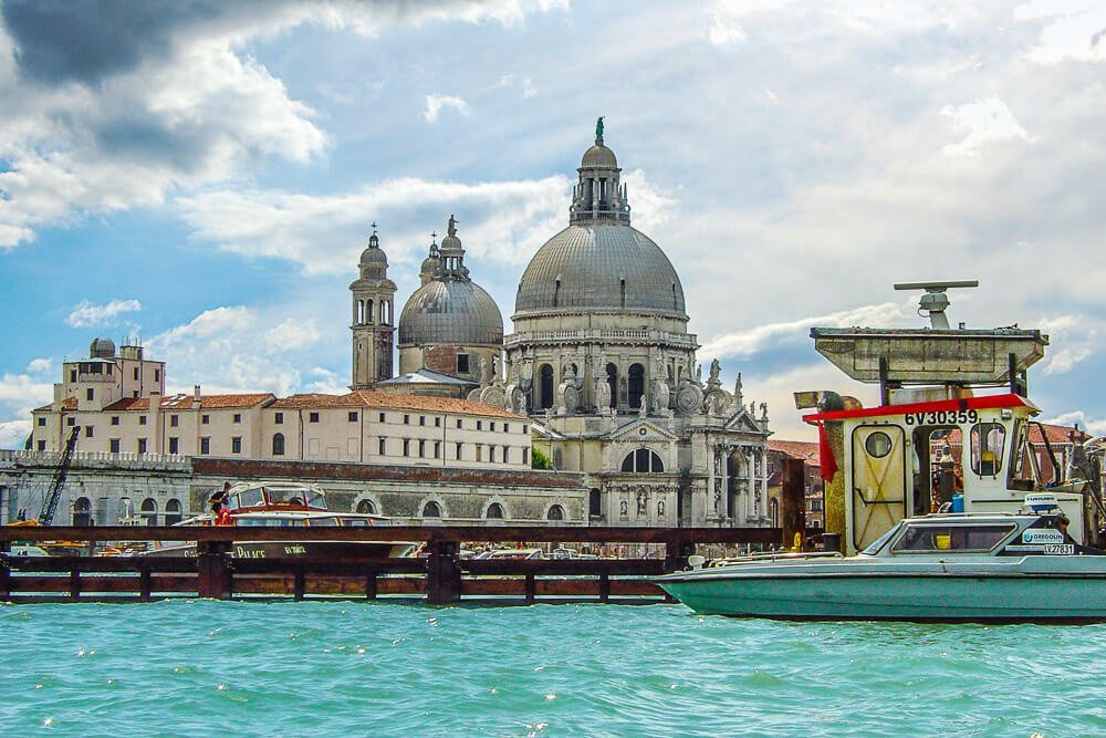 Embarcação no lado direito da Basílica de Santa Maria della Salute, em Veneza
