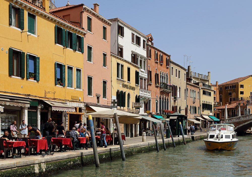 Pequena embarcação passando pela Fondamenta di Cannaregio, em Veneza