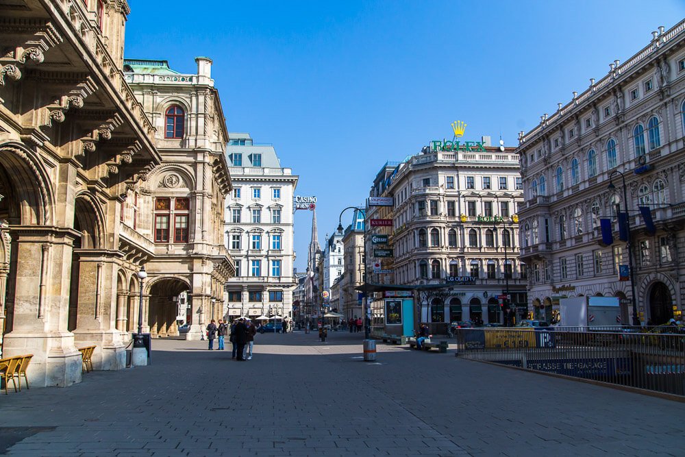 Rua na região de Innere Stadt, em Viena, com prédios de arquitetura européia.
