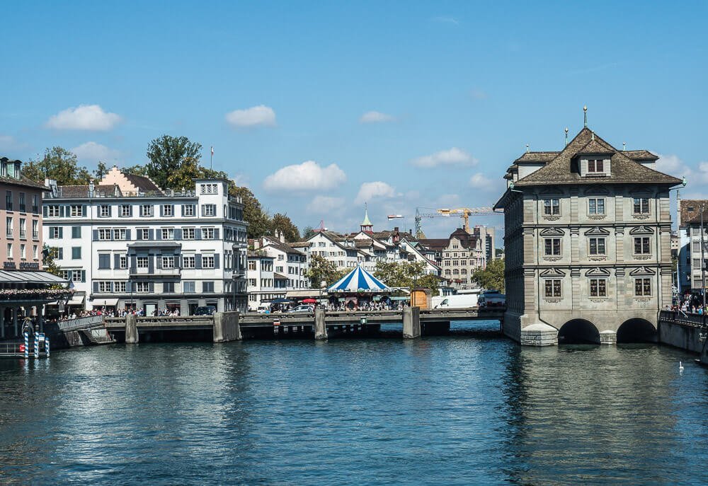 Ponte Rathausbrücke, em Altstadt. Há prédios ao redor da ponte.