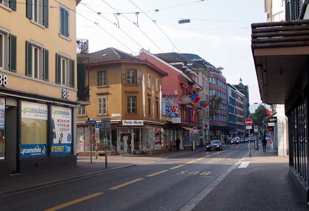 Rua em Langstrasse com com váriaos prédios em tons terrosos.