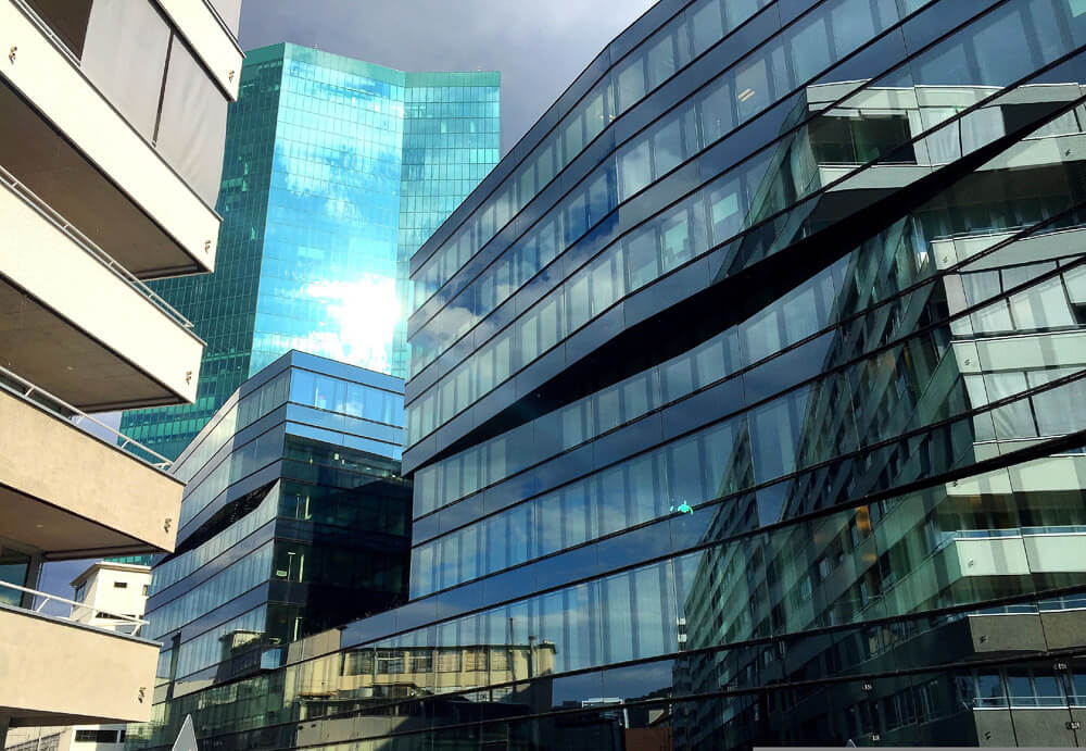 Prédios luxuosos na região de Kreis 5. Ao fundo, o Prime Tower.