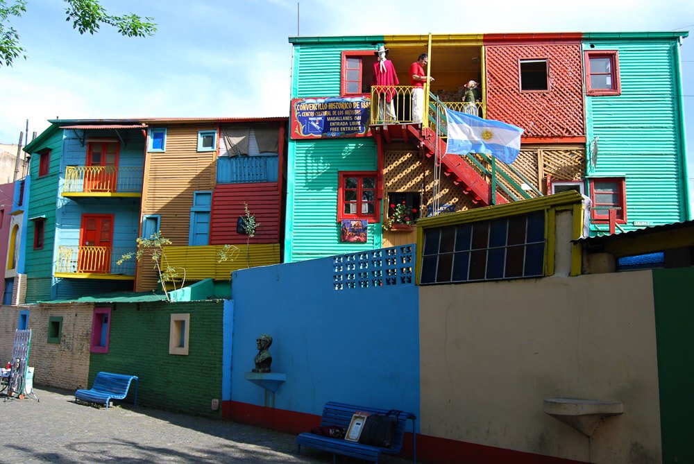 Rua estreita com casinhas coloridas, na região de La Boca.