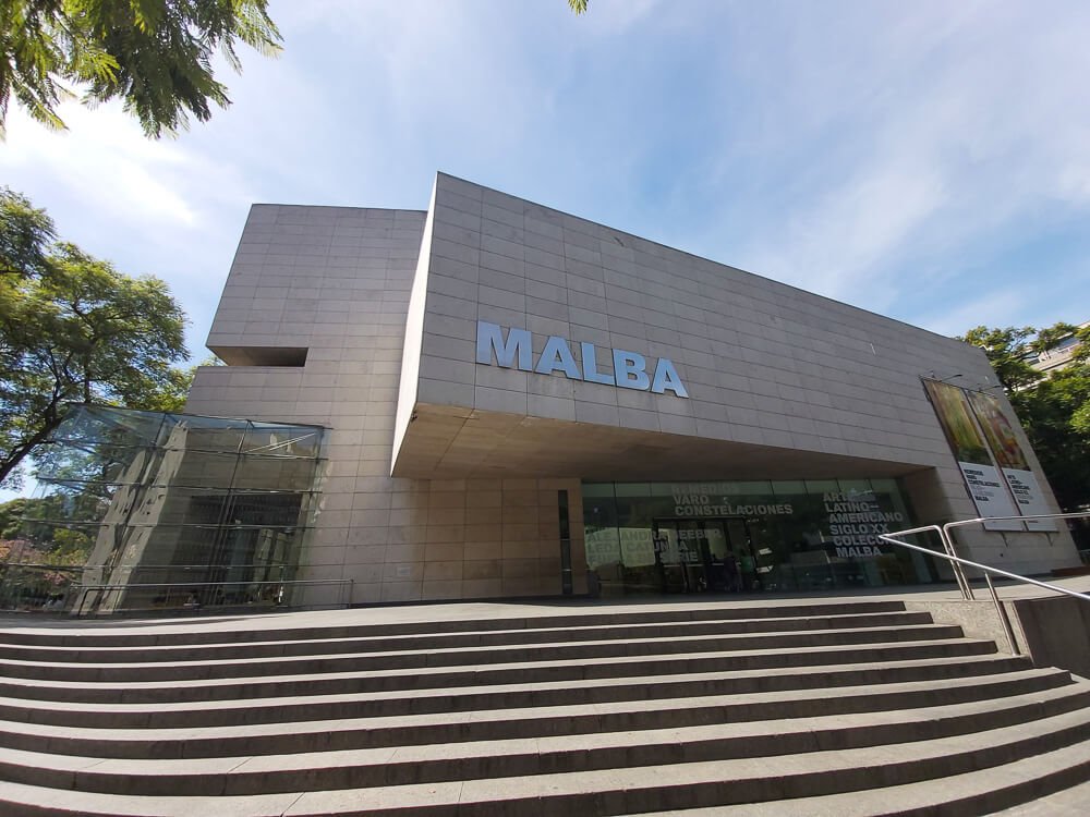 Fachada do Museo de Arte Latinoamericano de Buenos Aires, com prédio moderno e vários degraus em frente.