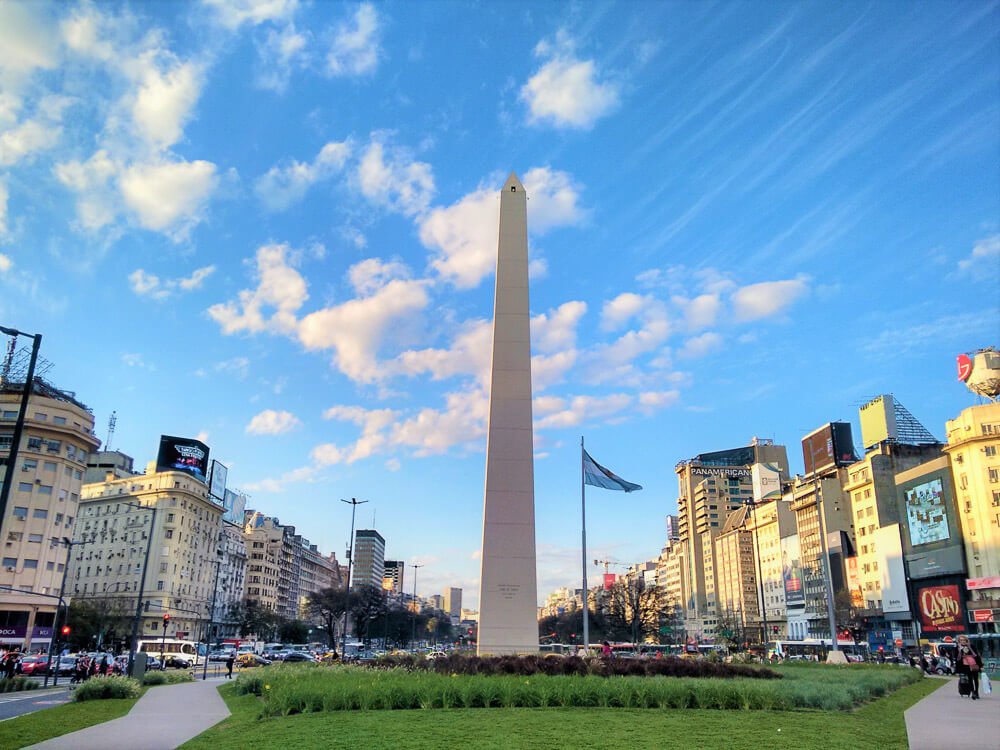 Obelisco de Buenos Aires com avenidas e prédios nas laterais.