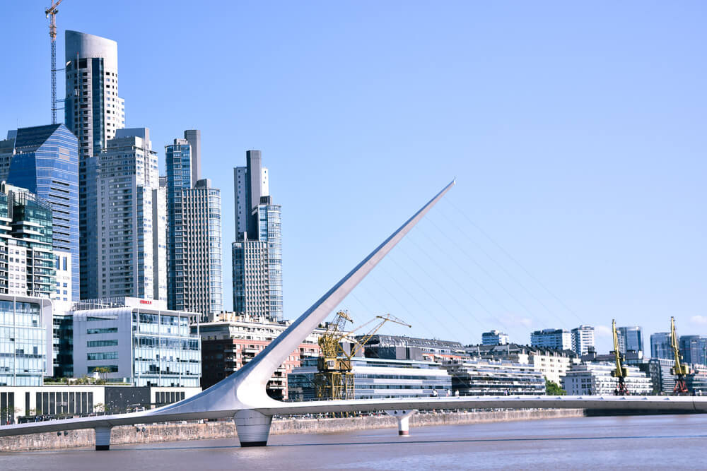 Vista panoramica para a região de Puerto Madero a partir da Puente de la Mujer.