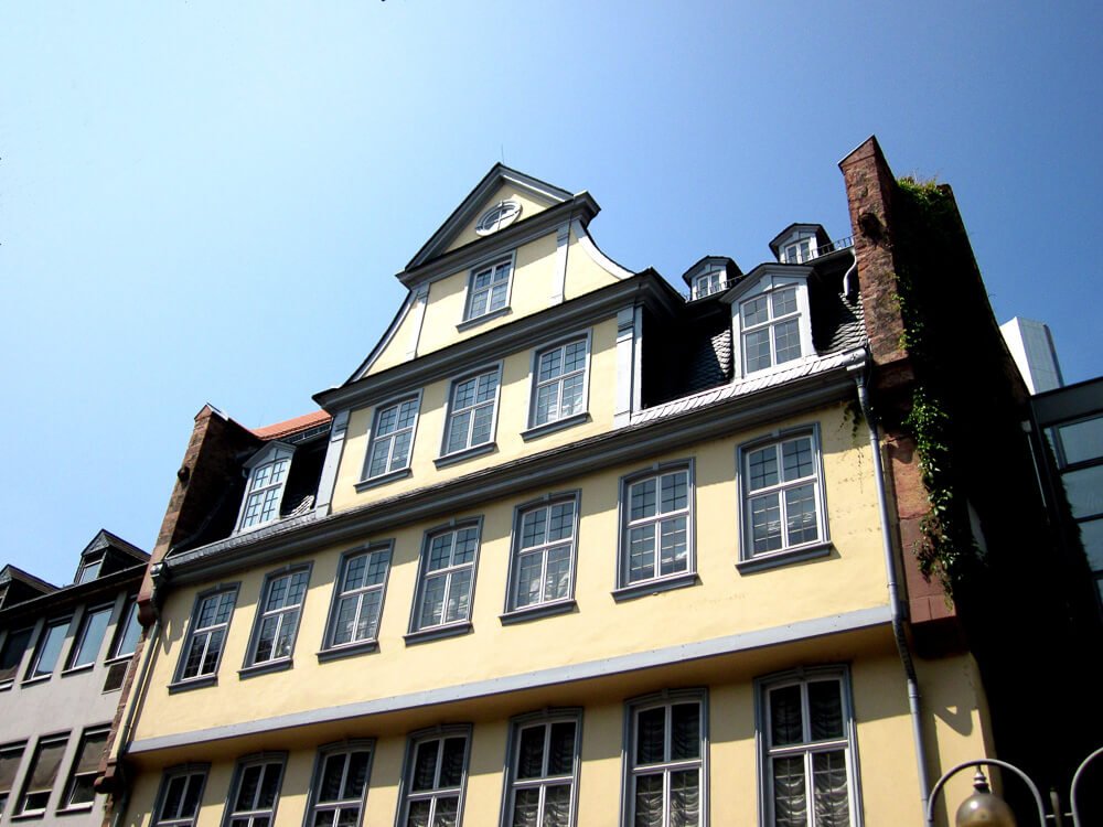 Fachada do prédio da Casa de Goethe com teto triangular e muitas janelas.