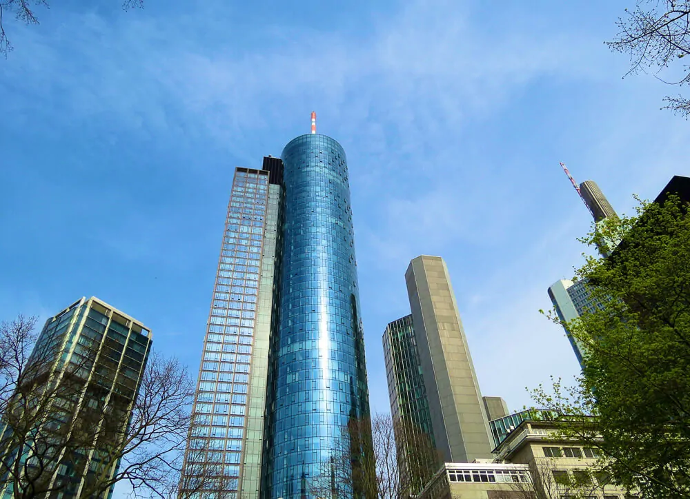 Main Tower e prédios da região vistos sob uma perspectiva inferior.