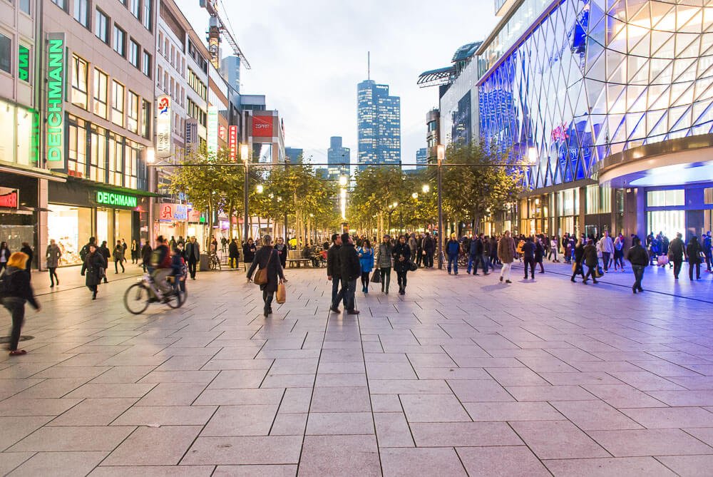 Rua Zeil com várias lojas nas laterais e muitas pessoas caminhando no centro.