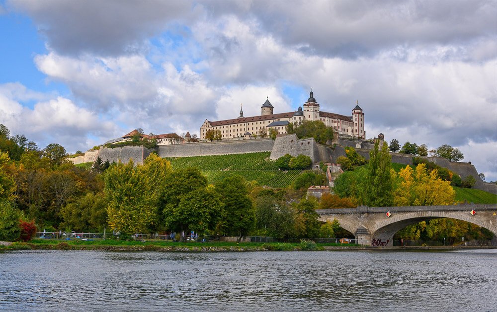 Vista para o Rio Main com uma ponte e a fortaleza Festung Marienberg em um ponto alto de Würzburg.
